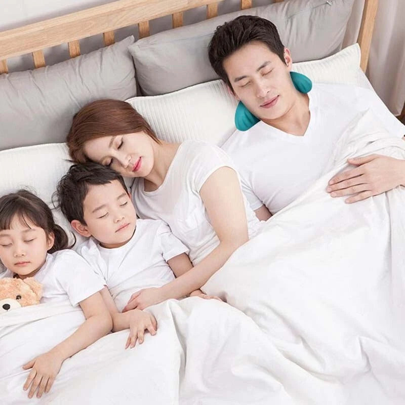 Persona descansando de espalda con almohada cervical para corrección de postura